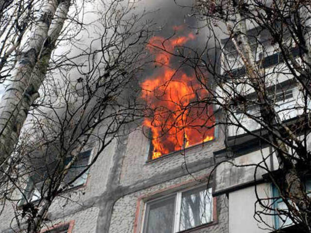 В Березниках пожарные спасли из горящего дома 15 человек