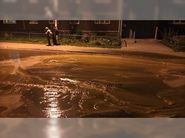 Из-за прорыва водопровода асфальт на улице Коминтерна в Перми смывало водой
