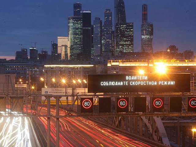 В России появятся динамические знаки ограничения скорости — электронные табло, автоматически меняющие скоростной режим