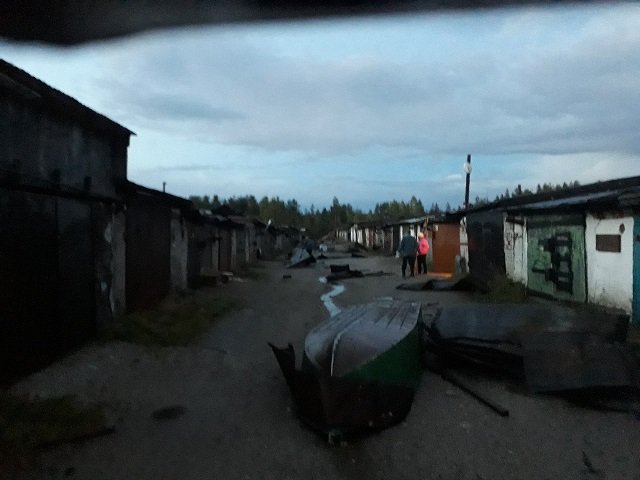 В Красновишерске прошел ураган — ветер сорвал крыши с домов, детского сада и Дома спорта