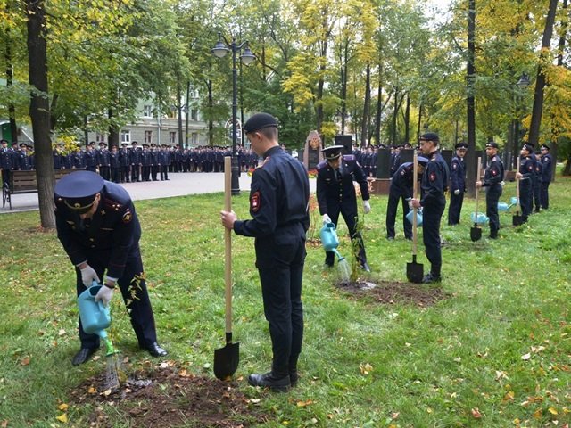 В Перми высадили саженцы деревьев в честь 300-летия российской полиции
