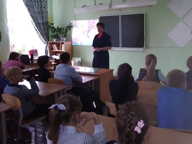 Транспортные полицейские станции Чусовская провели занятия в сельских школах Лысьвенского района