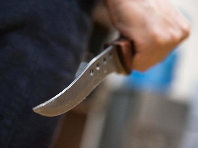 В одной из школ Перми 16-летний парень расхаживал по учебному заведению с ножом и пугал младших ребят