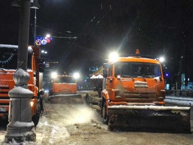 В ночную смену для уборки снега на улицы Перми вышло 163 единицы специализированной дорожной техники