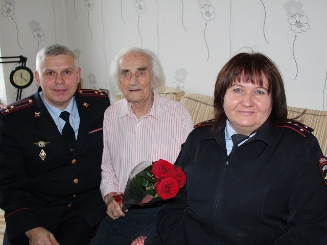 Транспортные полицейские Перми поздравили ветерана транспортной полиции и участника ВОВ с 95-ой годовщиной со дня рождения