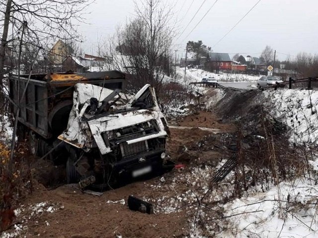 Смертельное ДТП в Александровске: большегруз вылетел в кювет — водитель погиб