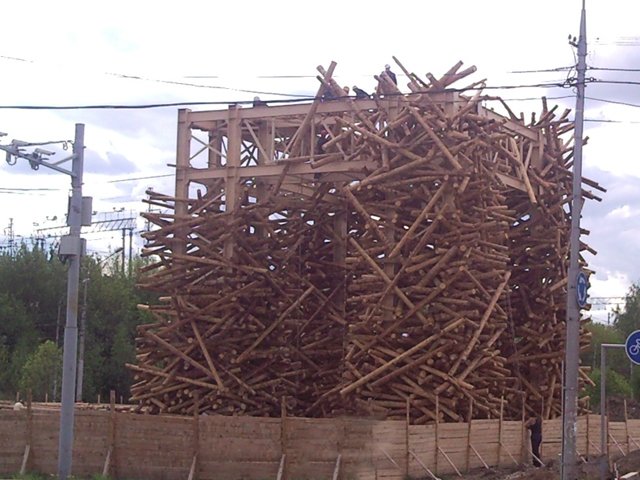 Фотофакт: в Перми начали разбирать арт-объект «Пермские ворота» — деревянную букву «П»