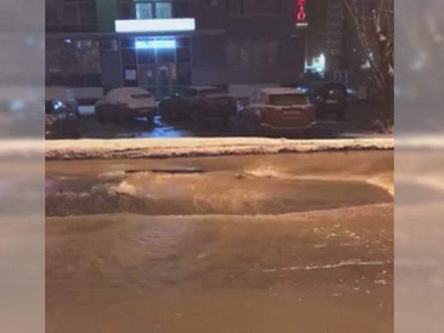 В Перми затопило улицу Николая Островского — из-за аварии на водопроводе около тысячи человек остались без воды
