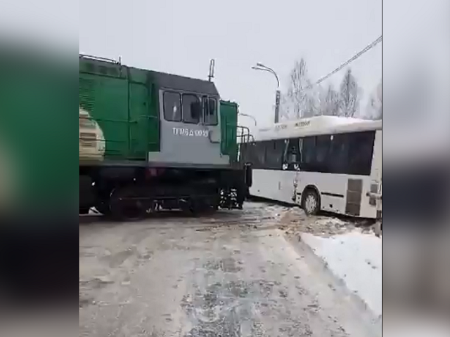 В Перми на железнодорожном переезде столкнулись локомотив и пассажирский автобус