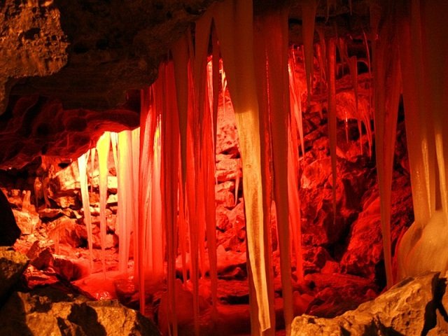 Ученые помыли Кунгурскую ледяную пещеру