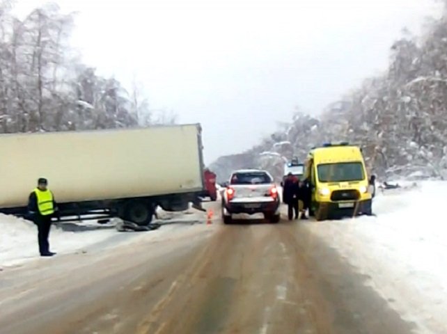 На трассе Пермь – Березники произошло крупное ДТП — в аварии с фурой погиб водитель «Нивы»