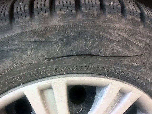 В Индустриальном районе Перми неизвестные порезали шины почти у десятка автомобилей — видео