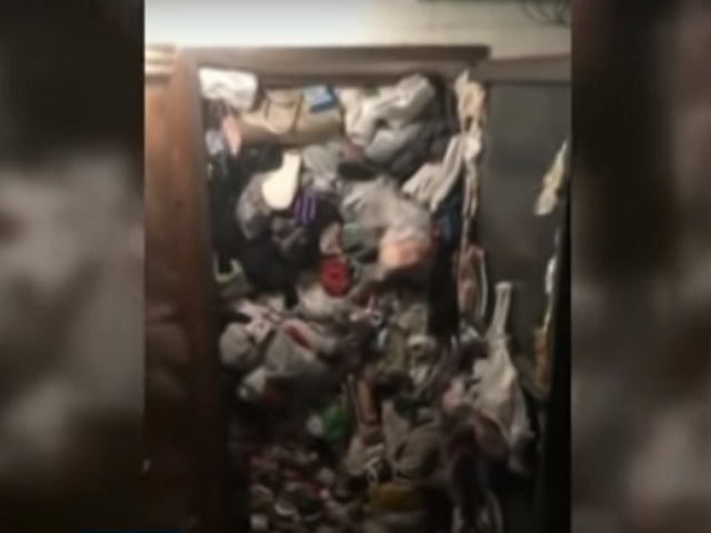 «Плюшкина»: жительница Перми забила квартиру мусором и спит в подъезде — видео