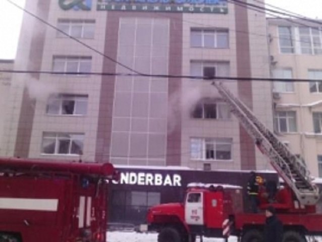 Два человека пострадали при пожаре в бизнес-центре «Бажов» в Перми