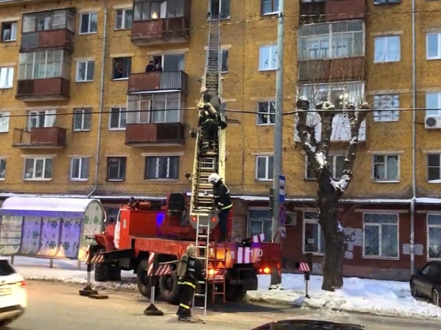 В Перми в пятиэтажке произошел пожар — людей эвакуировали из окна — видео