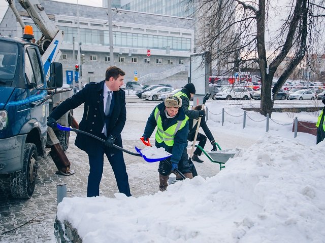 Ролик, где чиновник убирает снег, взбудоражил Пермь