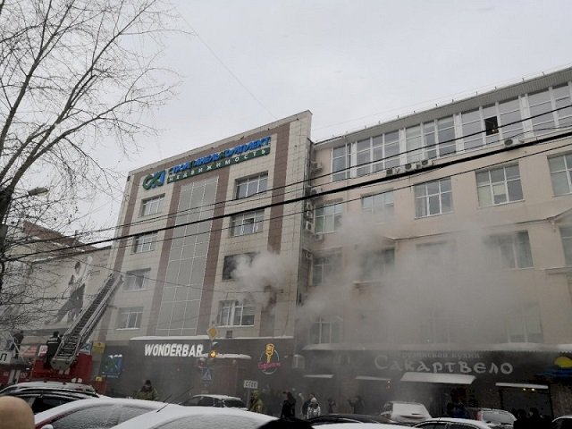 Выпрыгнувшая из окна горящего в Перми бизнес-центра женщина идет на поправку