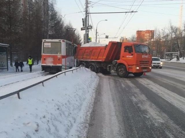 В Перми снегоуборочный КАМаз врезался в трамвай