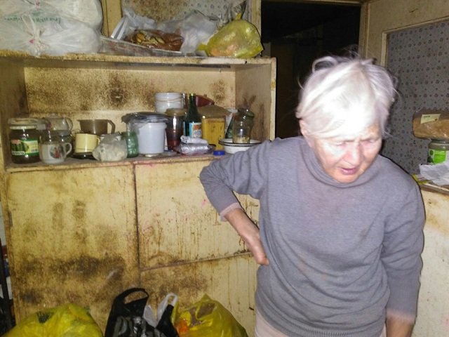 Работники УК отказываются вывозить хлам из квартиры пермской пенсионерки