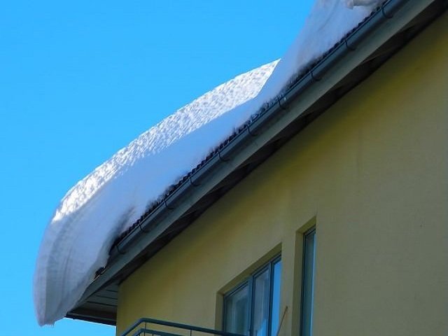 В Перми снег с крыши придавил женщину