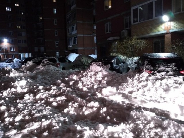 В Перми снег, рухнувший с крыши, повредил припаркованные рядом машины