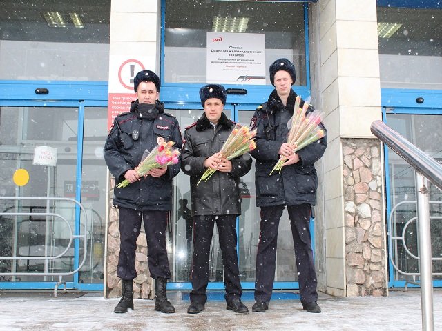 Полицейские поздравили пермячек с днем 8 марта