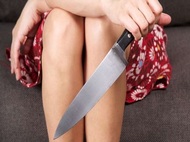 26-летняя пермячка ударила ножом своего знакомого
