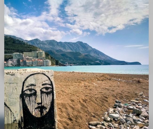 Пермский уличный художник Sad Face написовал на скале в Черногории грустное лицо