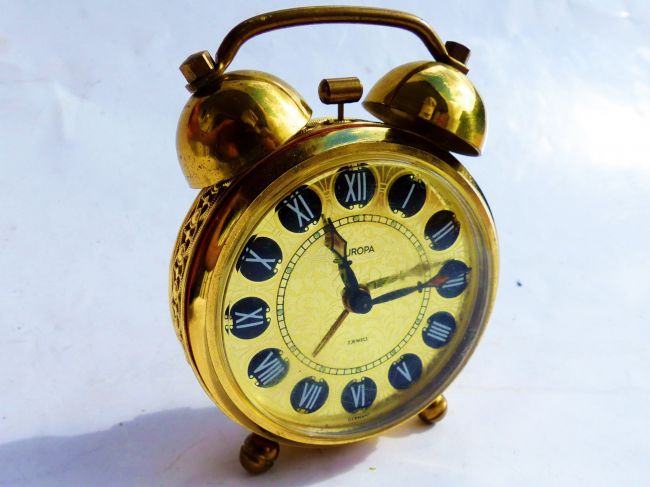 В Госдуму внесли законопроект о возвращении сезонного перевода времени. Зачем нужно переводить стрелки часов два раза в год?