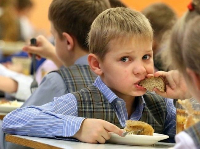 Детей из малоимущих семей в двух школах Чайковска кормили просрочкой