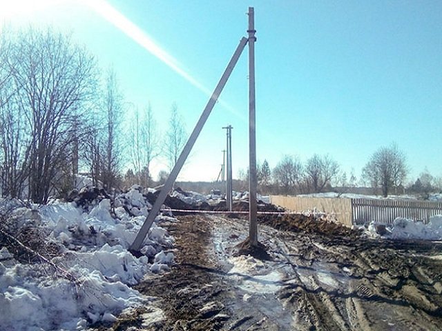 В Добрянке электростолбы установили на дороге