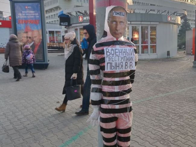 Манекен с портретом президента Путина появился в Перми около ЦУМа в ноябре 2018 года