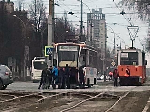 В Перми пассажирам пришлось толкать трамвай
