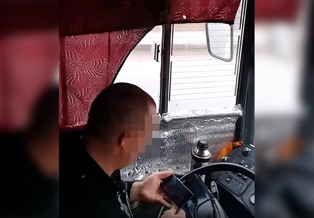 В Перми водитель автобуса за рулем смотрел видео
