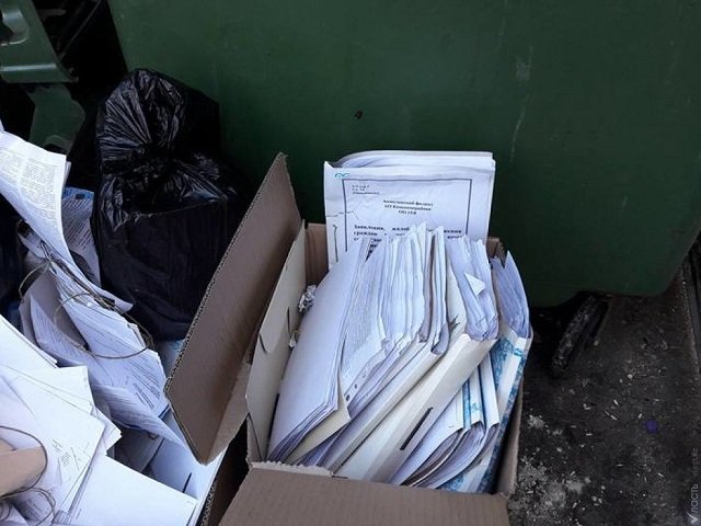 В центре Перми возле мусорных баков нашли личные данные пермяков