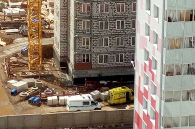 В Перми мужчина упал с 25 этажа