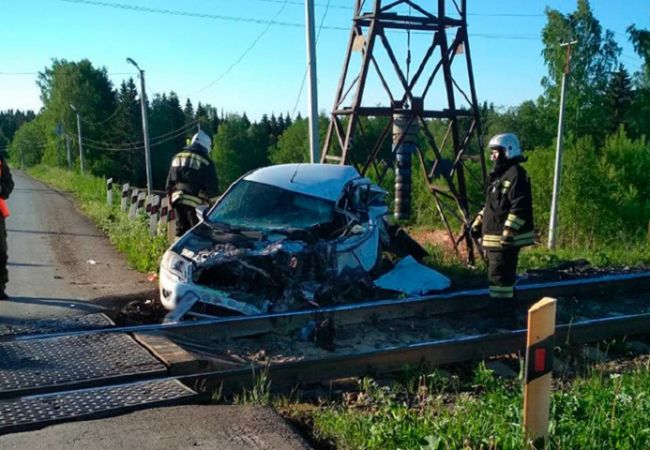В Прикамье легковой автомобиль врезался в грузовой поезд