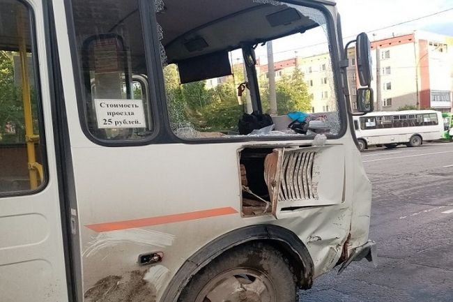 В Березниках мотоциклист столкнулся с автобусом