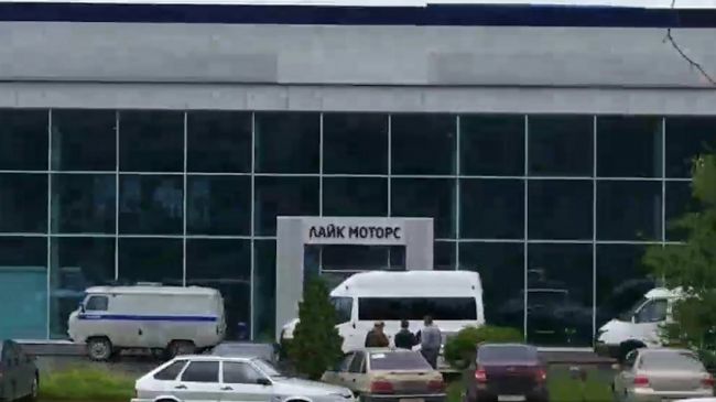 В Перми полиция оцепила автосалон «Лайк-моторс»