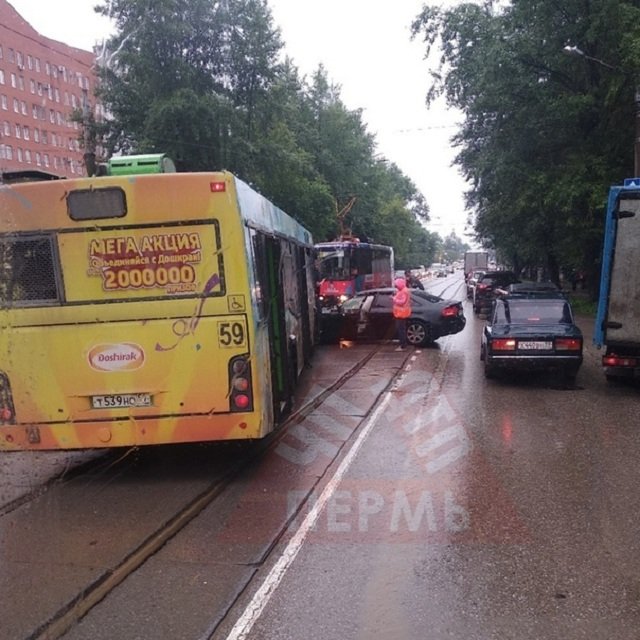 В Перми на трамвайных путях столкнулись автобус и Audi