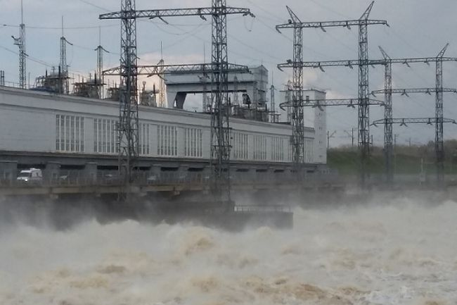 С моста Камской ГЭС в Перми упал мужчина