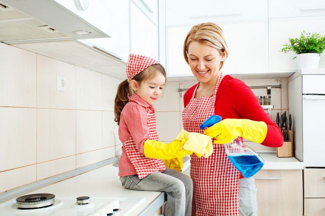 Как приучить ребенка помогать по дому