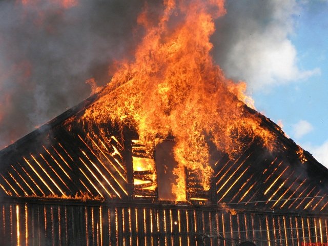 В Прикамье сгорел деревянный дом с баней