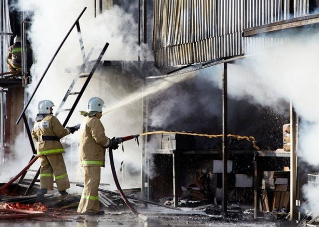 В Перми на складе стройматериалов произошел пожар