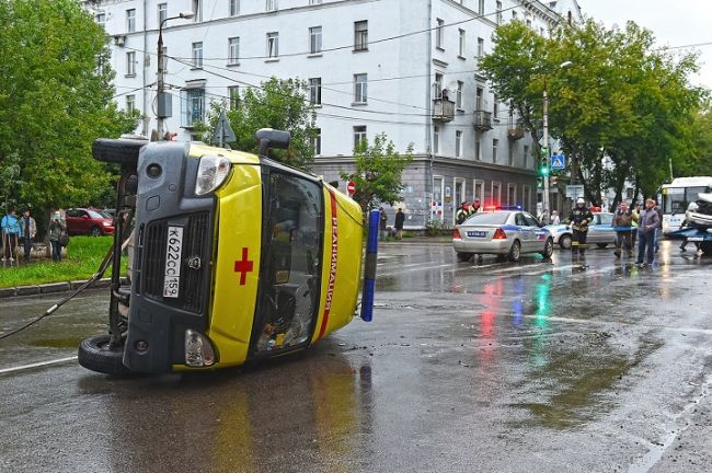 В Перми машина скорой помощи попала в ДТП