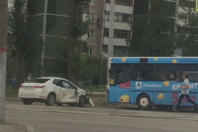 В Перми иномарка столкнулась с рейсовым автобусом