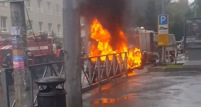 В Перми около прокуратуры загорелся автомобиль