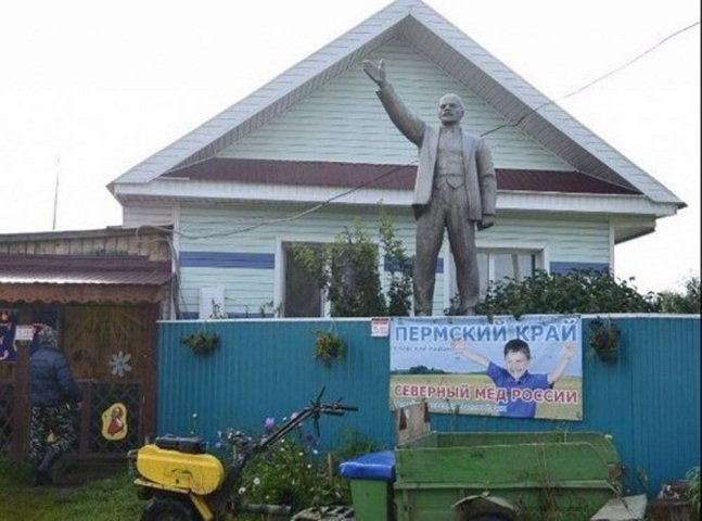 Жители Прикамья около частного дома установили памятник Ленину