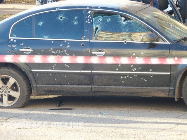 Неизвестный расстрелял машину в микрорайоне Парковом