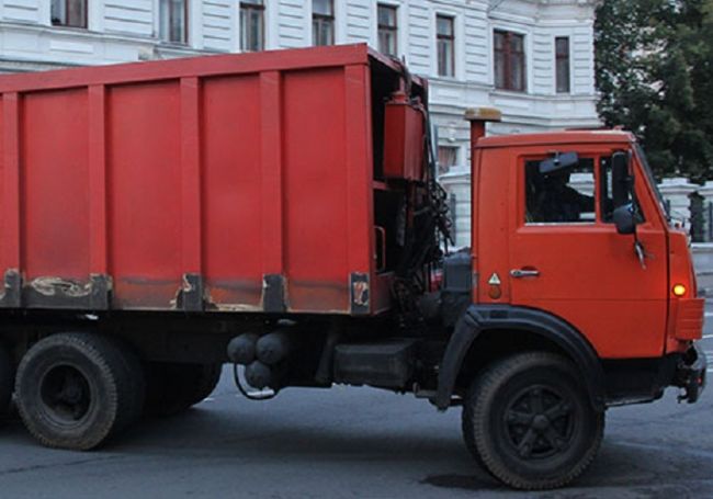 В Перми мусоровоз влетел в легковую машину